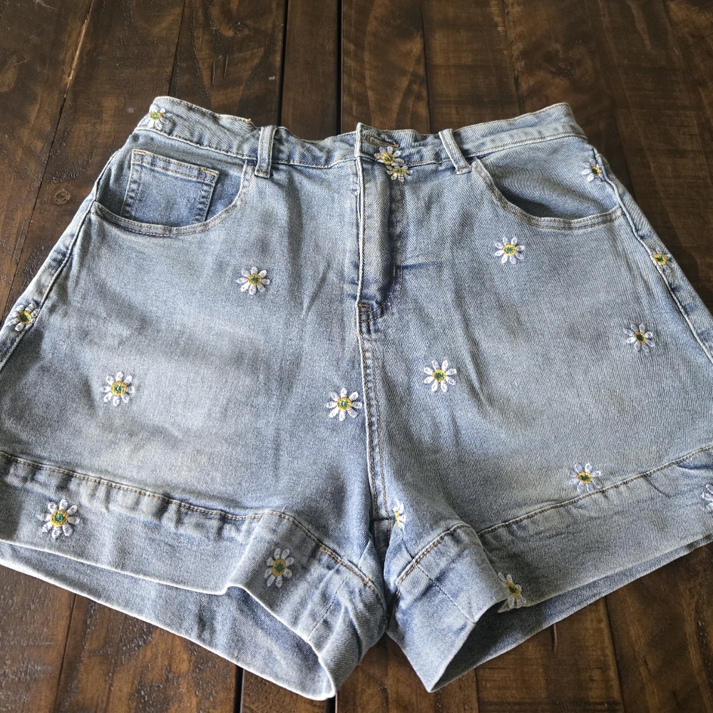 Daisy Denim Shorts Size 6